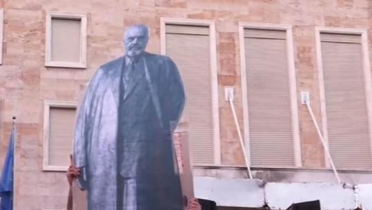 Protestuesit sjellin ‘bustin’ e Ramës para Kryeministrisë: Do të përgatitemi për të rrëzuar