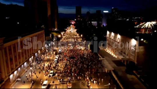 Kërcënimet nga sheshi para Kryeministrisë: Të rrethojmë parlamentin e mos lejojmë deputetët! Thirrje protestuesve: Merrni vezë e miell me vete