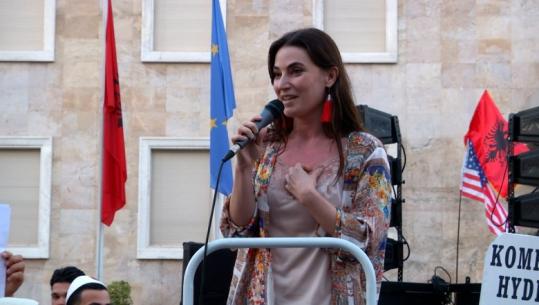 Sot kandidon për kryetare e Këshillit Kombëtar të PD-së, Julinda Emiri mbante fjalime në protestat para Kryeministrisë, edhe pse folësit partiakë 'nuk lejohen'
