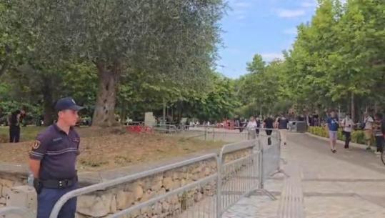 Sot Kuvend/ Protestuesit kërcënuan me bllokimin e hyrjes për deputetët, vendosen barriera metalike dhe forca të shumta policie rreth parlamentit