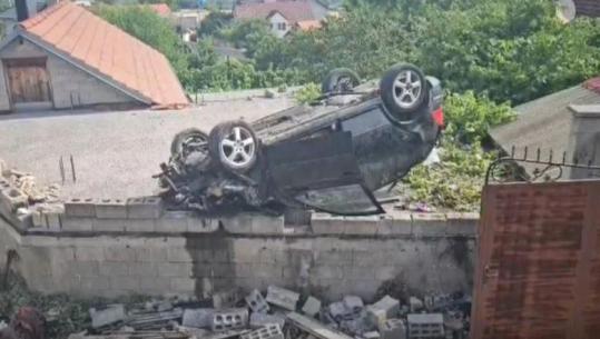 Aksident në Kukës-Bicaj, makina del nga rruga dhe përplaset me murin e një shtëpie! Plgosen shoferi dhe dy pasagjeret