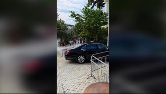 Protestuesit nisin ‘aksionin’, qëllojnë me miell e vezë makinën e Niko Peleshit