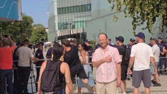 ‘Populli do ju mundë’, protestuesit sulmojnë me vezë drejt parlamentit