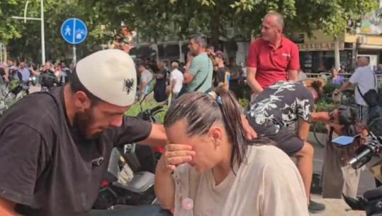 Protesta para parlamentit/ Spray me piper drejt protestuesve, preket edhe Luçiana Kokaj