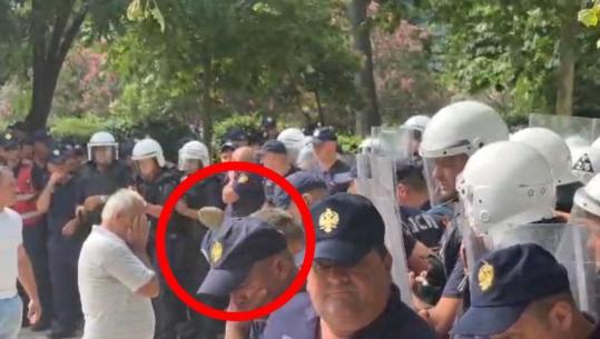 LIVE TV- Protesta/ Përplasje te Kuvendi, sulme me vezë ndaj deputetëve të PS! Gurë në drejtim të efektivëve, 5 të shoqëruar! Hiqet gardhi metalik, policia hedh spray lotsjellës