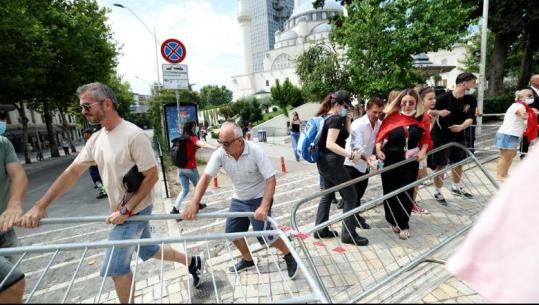 Protesta/ 15 policë dhe 4 protestues morën ndihmë mjekësore! 4 efektivë ende të shtruar te Trauma