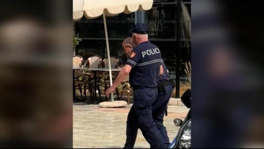 U qëllua me gur në kokë nga protestuesit, Balla poston efektivin e gjakosur: Kush ngre dorë ndaj policisë, ka ngritur dorë ndaj shtetit