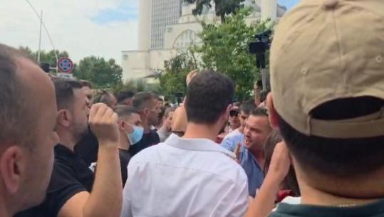 Adriatik Lapaj u bashkohet protestuesve para parlamentit, ata e përzënë