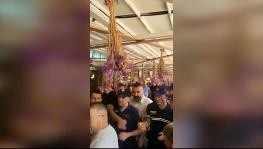 Momenti kur policia hyn në ambientet e lokalit dhe ndalon protestuesit