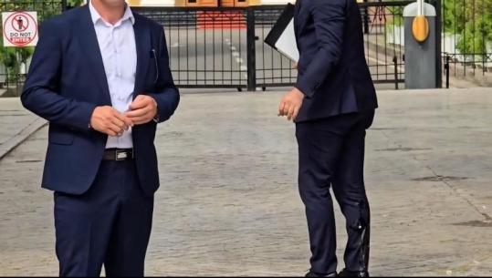 ‘Nuk na përfaqësoni!’ Protestuesja godet me vezë deputetin socialist të Fierit (VIDEO)