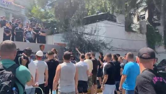 Protestuesit shkojnë te komisariati nr. 4, bllokojnë qarkullimin