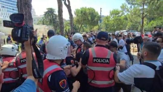 Protestuesit shkojnë te Ministria e Brendshme, përplasen me policinë