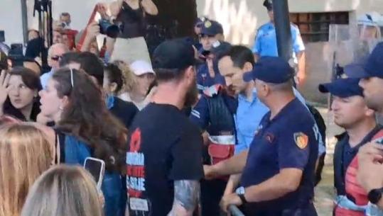 Protestuesit përplasen me deputetin e Lëvizjes Bashkë, Redi Muçin