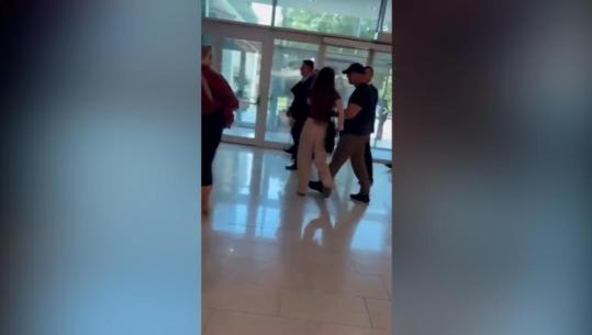 ‘Palaço!’ Protestuesja gjen deputetët brenda qendrës tregtare, i kthehet njërit prej tyre: Idiot je vetë! I fshiheni popullit