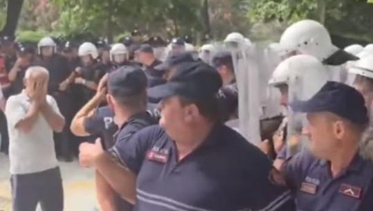 Ministri Gogu: Hedhja e gurëve ndaj Policisë e pajustifikueshme! Dhuna nuk ka vend në një shoqëri demokratike