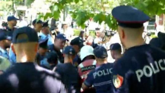 Përplasen fizikisht protestuesit dhe policia, disa të shoqëruar, mes tyre edhe Altin Goxhaj