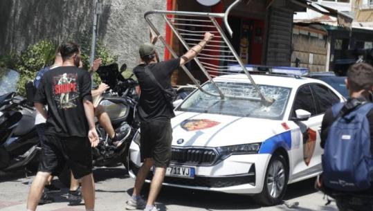 Protesta përshkallëzon në dhunë, protestues edhe me maska thyejnë xhamat e makinës së policisë! Efektivët ndjekin agresorët nga pas (VIDEO)