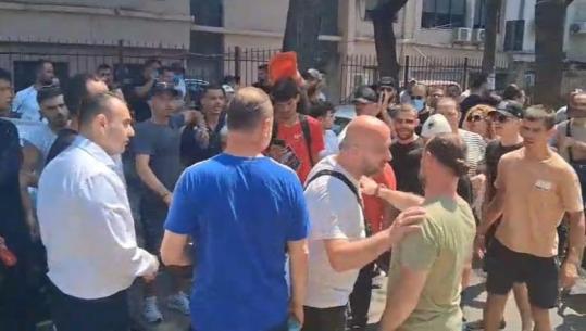 ‘Dorëzoni mandatet!’ Protestuesit dëbojnë Kaprin, Balliun e Muçin, akuza edhe Dritan Goxhajt: Mos bëj negociata! 