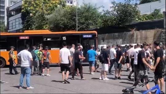 Tentoi të kalojë rrugën e bllokuar, protestuesit sulmojnë me vezë urbanin me pasagjerë te Komisariati 4