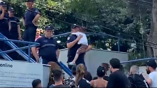 Polici përqafon ‘protestuesin’ e vogël te Komisariati nr.4 në Tiranë