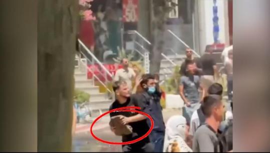 Momenti kur protestuesi i vërsulet policisë me gurin masiv, Balla publikon pamjet pa koment