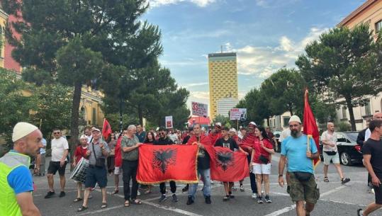 Pas dhunës para Kuvendit, protestuesit marshojnë drejt kryeministrisë! Organizatori Kola: Mos bini pre e provokimeve