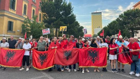 Pas dhunës para Kuvendit, protestuesit marshojnë drejt kryeministrisë! Organizatorët: Mos bini pre e provokimeve