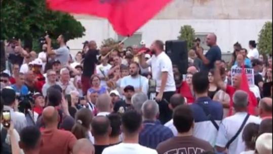 Organizatori Edison Likaj nga protesta: Çdo grusht i policisë sjell 100 protestues më shumë në shesh