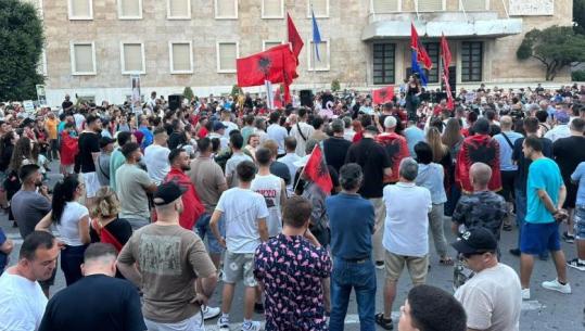 Pas dhunës para Kuvendit, protestuesit shkojnë te kryeministria, thirrje 'Lironi çunat'! Organizatorët: Mos bini pre e provokimeve
