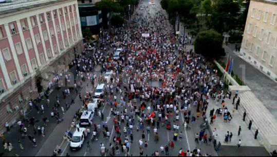 Pas përplasjeve te Kuvendi, sërish protestë te Kryeministria: Lironi çunat! I sulmuan me gurë, por organizatorët akuzojnë policinë: U dhunuam padrejtësisht, shmangni provokimet