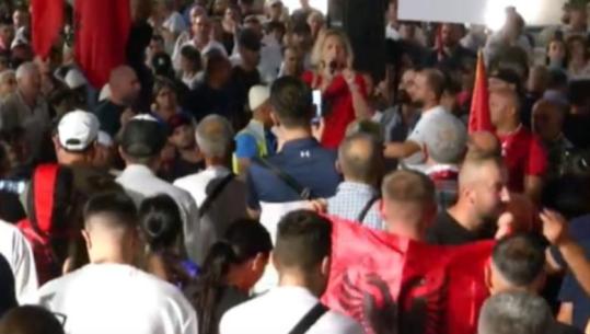 Tiranë/ Marshimi i protestuesve ndalet para Komisariatit nr.3, ulen këmbëkryq në rrugë: Lironi çunat