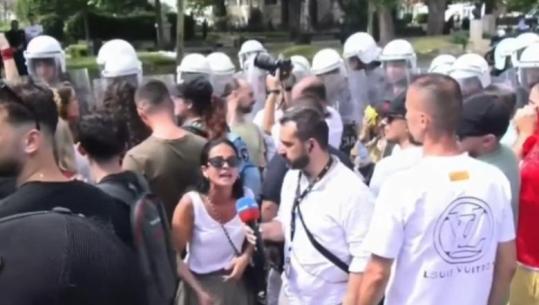 Çudia në protestë, qytetarja ‘paralajmëron’ policinë: Po dhunuat femra, do procedoheni dhe seksualisht