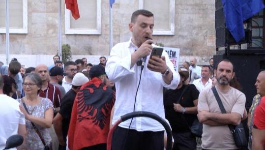 Protesta të Kuvendi/ Gazetari Klevin Muka lexon deklaratën e Grupit Koordinues: U dhunuam nga policia, Rama do ta bëjë protestën pis, argumenti ynë është rezistenca