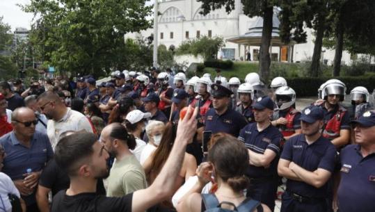 Protesta/ Avokati Dorian Matlija: Distancohem nga fantazitë institucionale të analfabetëve kushtetues të veshura me flamur patriotik