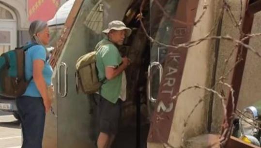 Rama publikon pamje nga Tirana me turistë: Një ditë e zakonshme në kryeqytet