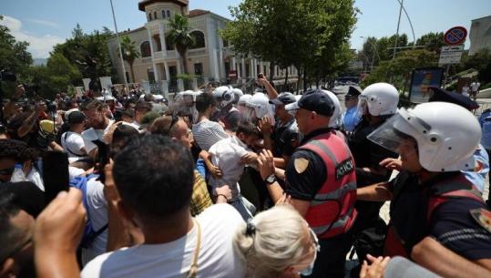 Protesta e dhunshme te Kuvendi/ Asociacioni i Gazetarëve: Çdo akt dhune apo intimidimi ndaj gazetarëve është i papranueshëm 