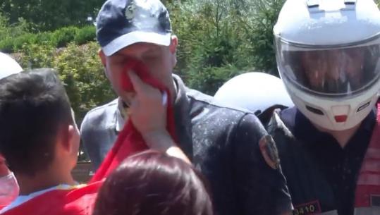 Protestuesi i pastron fytyrën efektivit, Balla: Si mund ta përdorësh flamurin kuqezi si peshqir