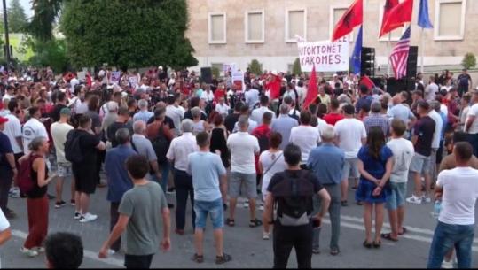 Protesta e dhunshme para parlamentit, deklarata nga sheshi para kryeministrisë: Dënojmë përdorimin e dhunës jo proporcionale nga Policia