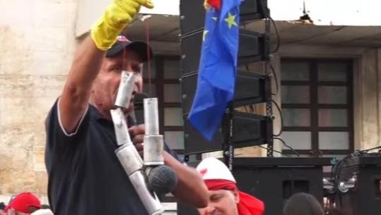 Protestuesi me ‘provën e krimit’ në dorë: Bombat e Edi Ramës i bëra varëse, një ditë do ta bëjmë nuse