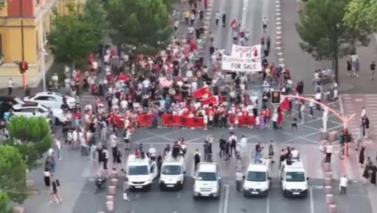 Protestat/ Paralajmëron Balla: Për pak ditë do zbardhet kush e urdhëroi dhunën kundër Kuvendit e Policisë! Organizatorët e tubimeve, njerëz me probleme me ligjin