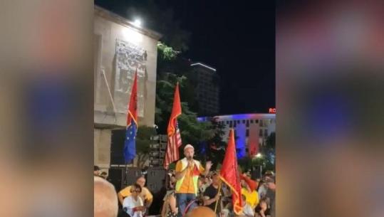 Sulmet ndaj gazetarëve, aktivisti Arben Kola mesazh protestuesve: Nuk preken!