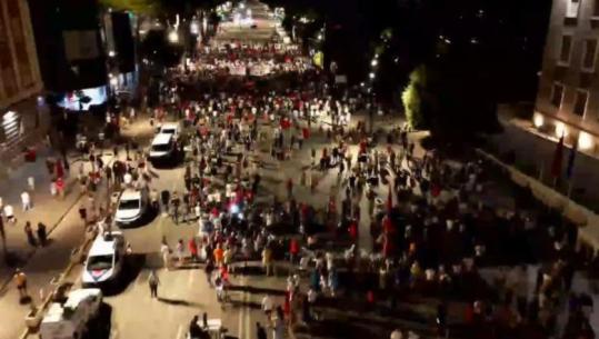 ‘Lironi çunat!’ Protestuesit nisin marshimin drejt komisariatit nr. 3
