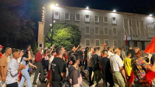 ‘Polici e krimit, lironi çunat’- Protestuesit mbyllin marshimin në bulevardin Dëshmorët e Kombit