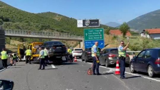 Shqiptarët e Kosovës dynden drejt bregdetit shqiptar, fluks i lartë hyrjesh në Morinë! 2 aksidente në Vërmicë shtojnë trafikun