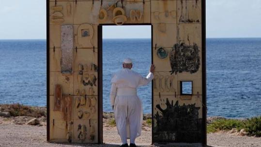 Papa lutet në varrezat e emigrantëve në Lampedusa! Ati Shenjtë vendos lule, kalon Portën e Evropës dhe ecën i vetëm mbi shkëmbinj