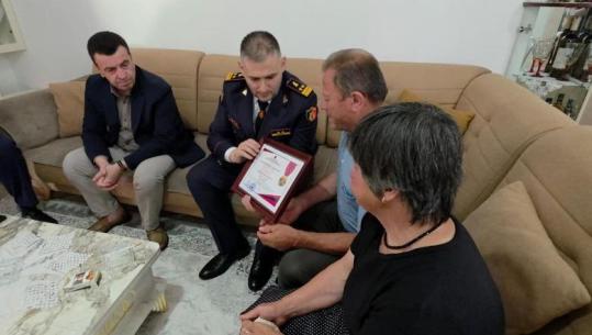 Vrasja e policit Enea Mekolli në krye të detyrës, Hita i dorëzon familjes medaljen e mirënjohjes