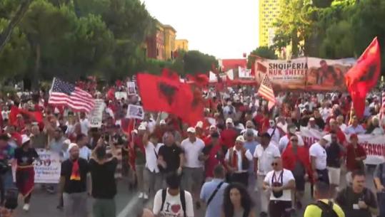 Qytetarët sërish në protestë, marshim drejt Kryeministrisë: Lironi protestuesit