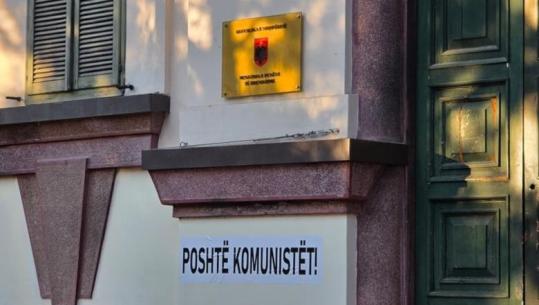 ‘Poshtë komunistët!’ Protestuesit ngjitin parrullën te Ministria e Brendshme