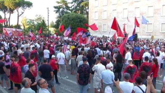LIVE TV- Qytetarët sërish në protestë, mblidhen te Kryeministria: Lironi protestuesit