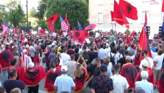 Dritan Goxhaj u lexon deklaratën protestuesve: Urime SHBA-ve Ditën e Pavarësisë, u kanë qëndruar pranë popullit shqiptar!